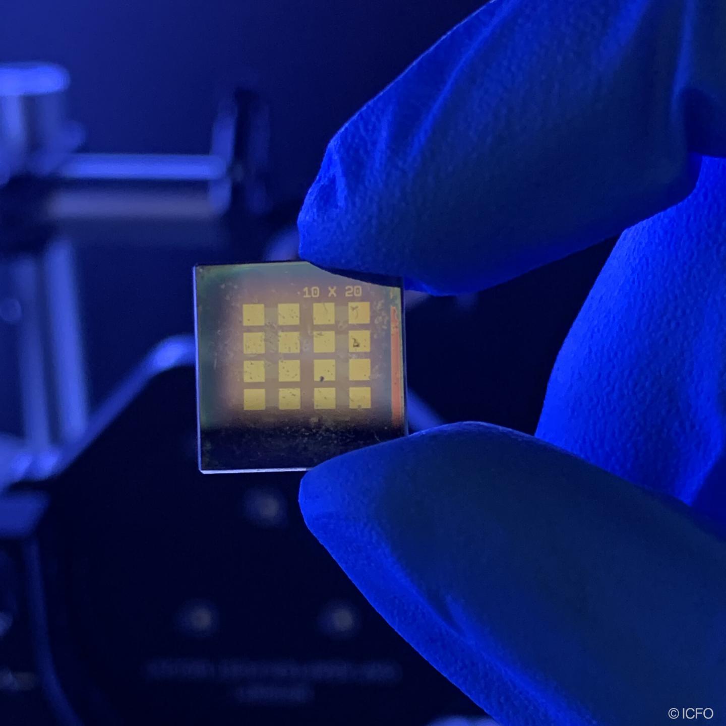 These are quantum dots coated on a transparent substrate with gold contacts for mid-infrared detection. @ ICFO
