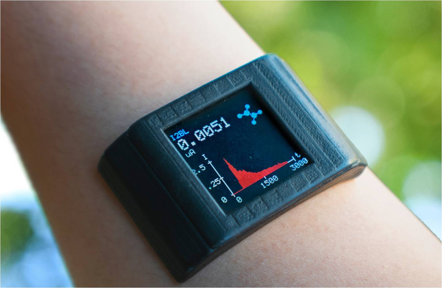 The underside of this custom-built smartwatch contains a double-sided adhesive that can detect metabolites and nutrients present in body sweat. @ Yichao Zhao/UCLA