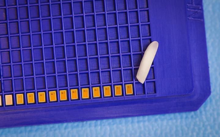 A set of ultra-low power Wi-Fi radios integrated in small chips, each measuring 1.5 square millimeters in area (grain of rice shown for scale). @ David Baillot/UC San Diego Jacobs School of Engineering