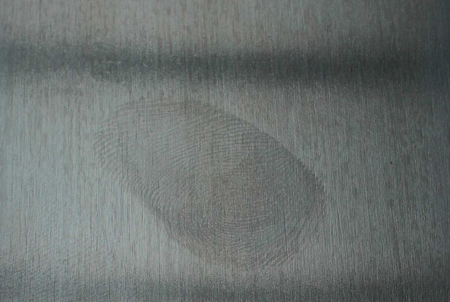 The new sol/gel nanocoating is designed to prevent fingerprints on stainless steel and metal surfaces. @ Fraunhofer IMWS