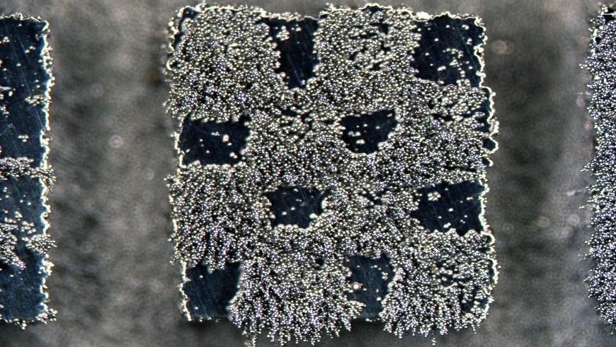Precisely Magnetized: Iron filings stick to this mini chessboard with four millimeter edge length. The partially magnetic structure was produces from a single type of steel power at different temperatures. @ Empa
