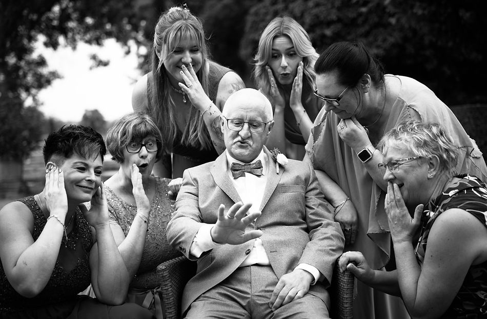 Hochzeitsgäste reagieren emotional während der Zeremonie