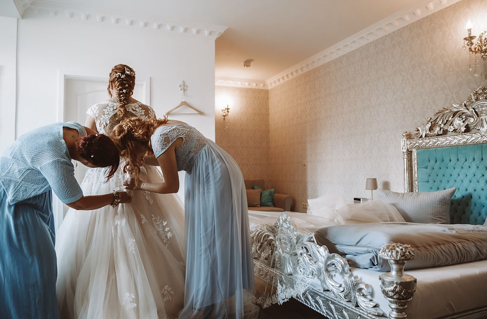 Vorbereitungen des Brautkleides im stilvollen Zimmer von Schloss Schönfeld