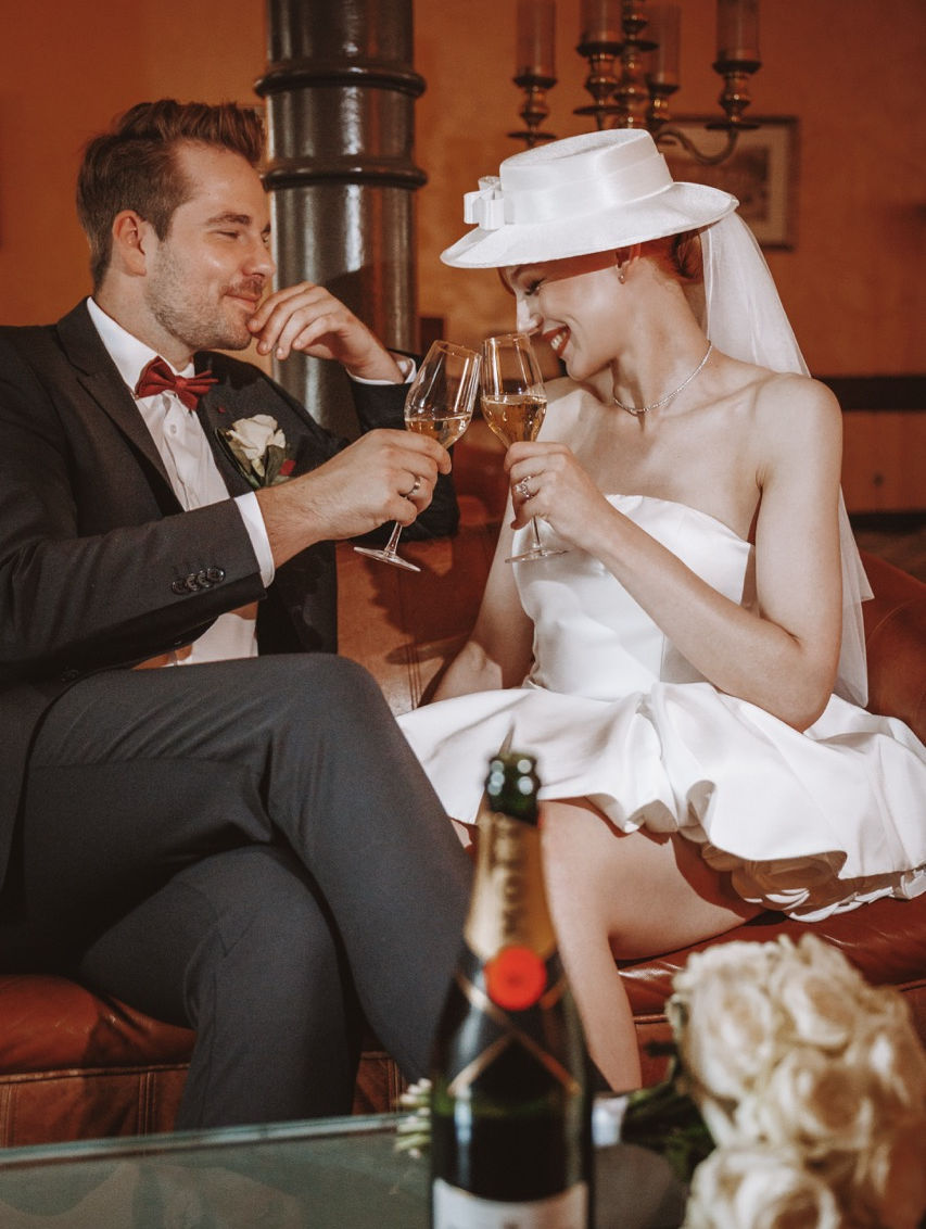 Brautpaar stößt mit Champagner auf ihre Hochzeit an