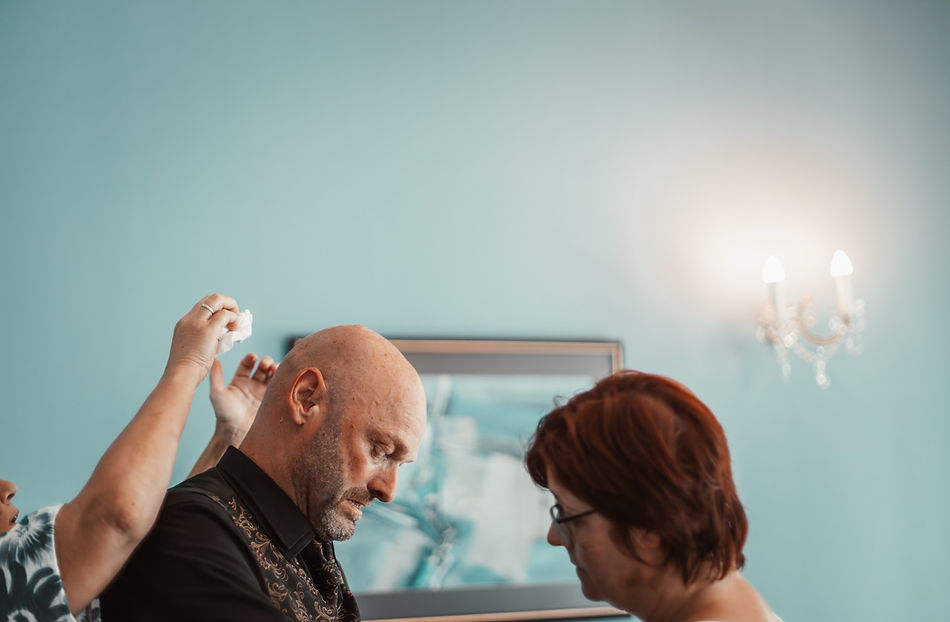 Braeutigam schwitzt bei den Vorbereitungen