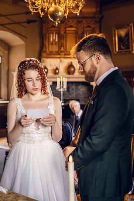 Inniger Blickkontakt während des Eheversprechens