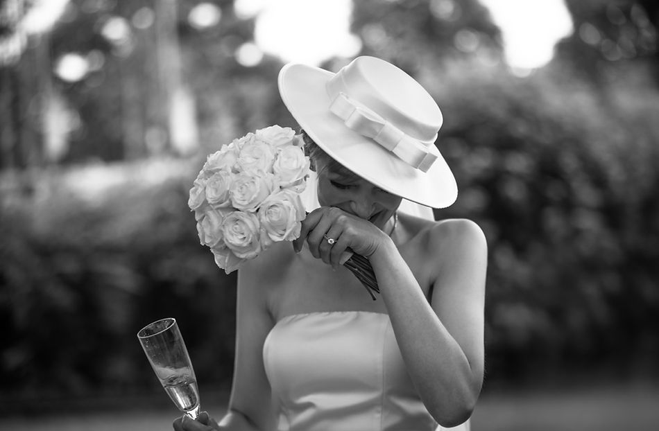 Brautkleid-Schleppe liegt elegant im Gras während des Shootings