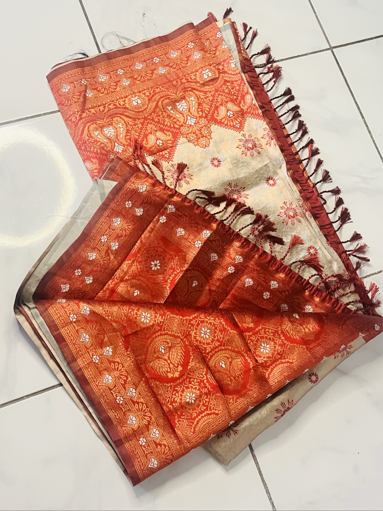 Sari traditionnel indien en soie rouge et dorée