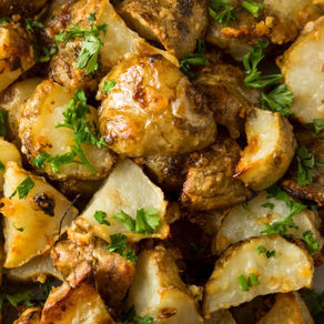 Morceaux de topinambours rôtis avec herbes