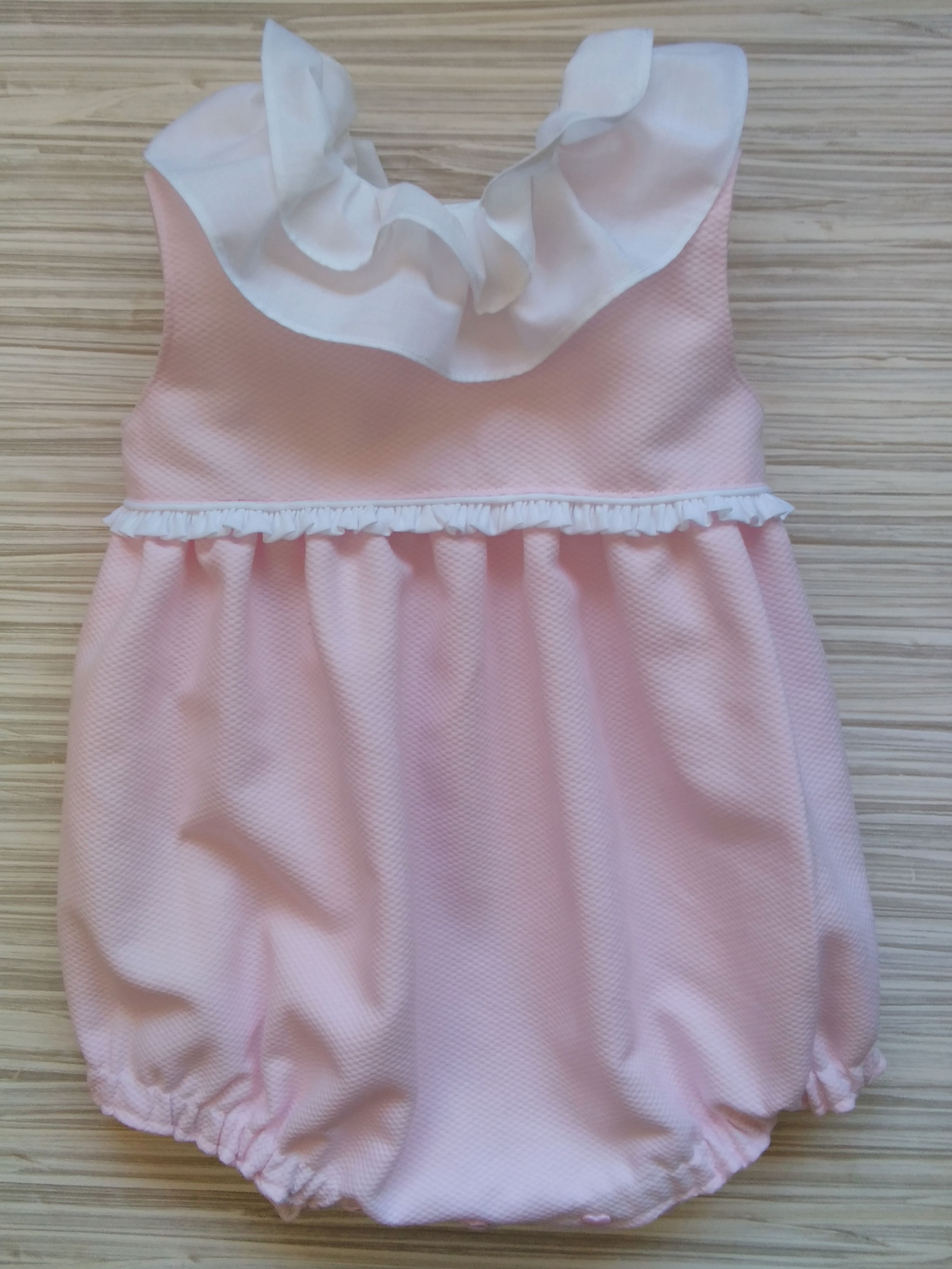 Vestido con cuello de volantes