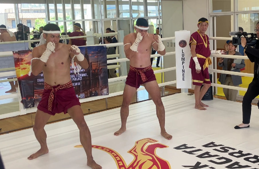 手にグローブではなく麻縄(あさなわ)を巻きつけて戦う「古式ムエタイ」。 技が放たれるたびに空気を切り裂く音が響き渡り、会場では驚嘆の声が漏れました。