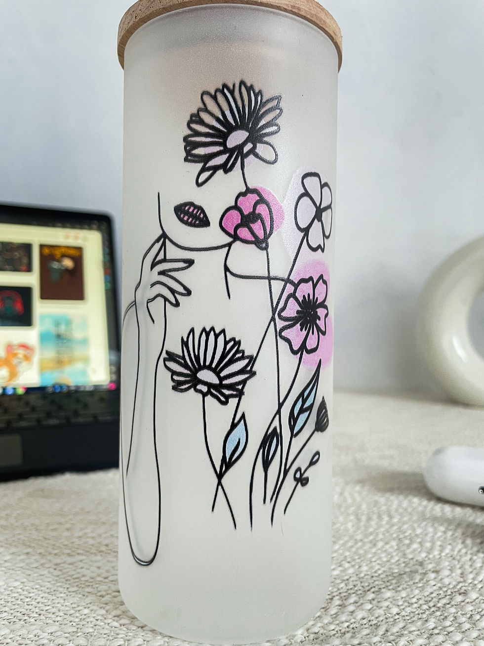 Thumbnail: 650ml Frosted Grande Sipper| Minimalistic Lady Print| 20oz Tall Tumbler