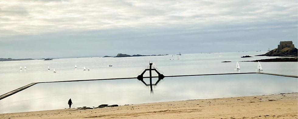 Piscine à marée basse à Saint-Malo, vue paisible