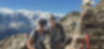 Deux randonneuses près d'un cairn, Mont Blanc en arrière-plan