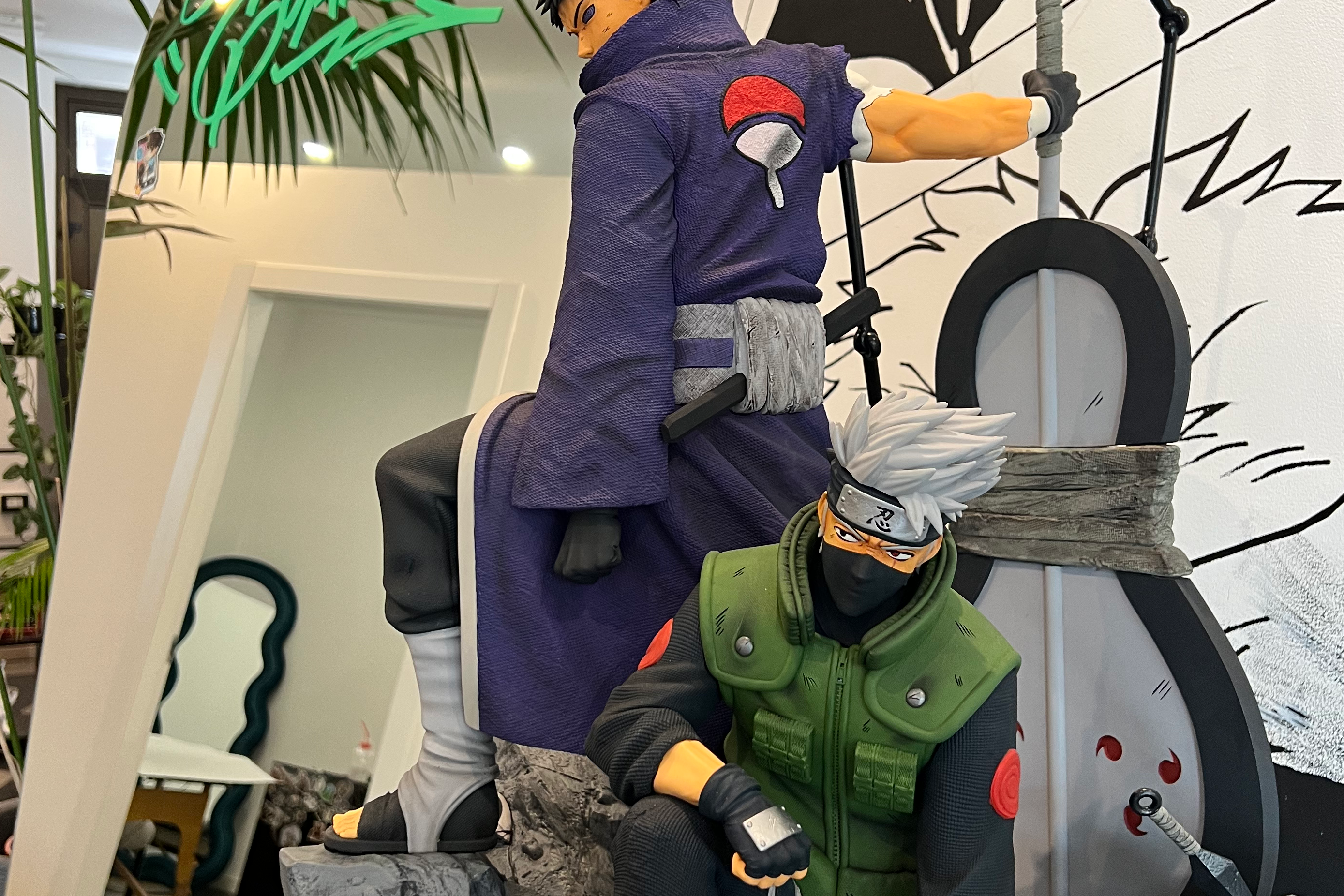 Vista laterale di tatuaggio anime in fase di realizzazione in studio a Brianza