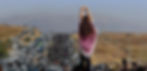 Das Foto wurde im Rahmen der "Frauen, Leben, Freiheit"-Bewegung im Iran aufgenommen. Es zeigt eine große Menschenmenge und zahlreiche Fahrzeuge, die auf einer Straße in einer ländlichen Gegend mit Hügeln und Bergen im Hintergrund versammelt sind. Im Vordergrund steht eine junge Frau auf dem Dach eines Autos, mit dem Rücken zur Kamera. Sie trägt einen pink-weißen Poncho und hebt beide Arme in die Luft, wobei sie ihre beiden Mittelfinger zeigt.
Die Szene vermittelt den Eindruck einer Protestveranstaltung, bei der die Menschen für ihre Rechte und Freiheiten demonstrieren. Die "Frauen, Leben, Freiheit"-Bewegung ist bekannt für ihren Einsatz für die Rechte der Frauen im Iran und symbolisiert den Kampf gegen Unterdrückung und für Gleichberechtigung. Die große Menschenmenge, die Fahrzeuge und die entschlossene Haltung der Frau im Vordergrund unterstreichen die starke Unterstützung und das Engagement für diese Sache.