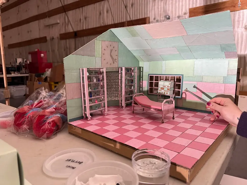 Miniatura di una stanza di ospedale in cartone per il video musicale the cure di Olivia Rodrigo