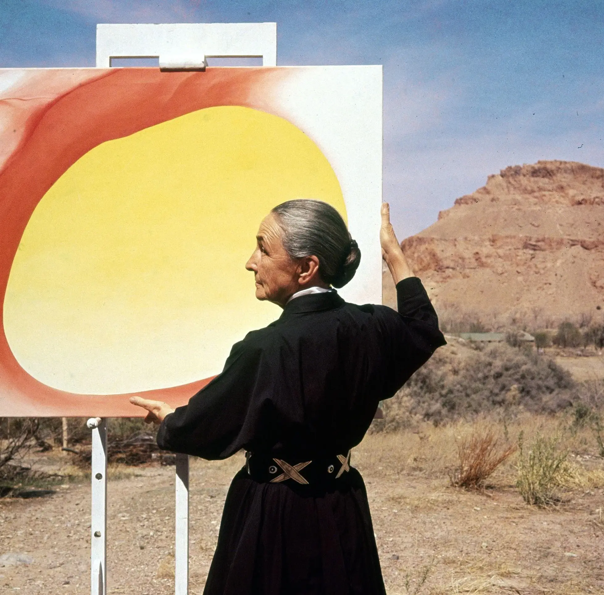 Artista statunitense Georgia o'keeffe davanti al suo quadro nel deserto