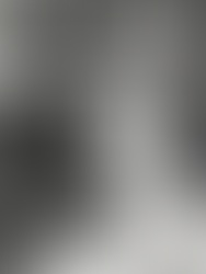 Madame Grès con una sua creazione