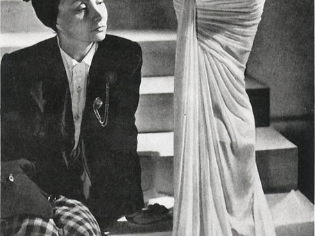 Madame Grès con una sua creazione