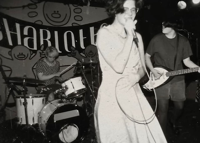 donna che canta Riot grrrl