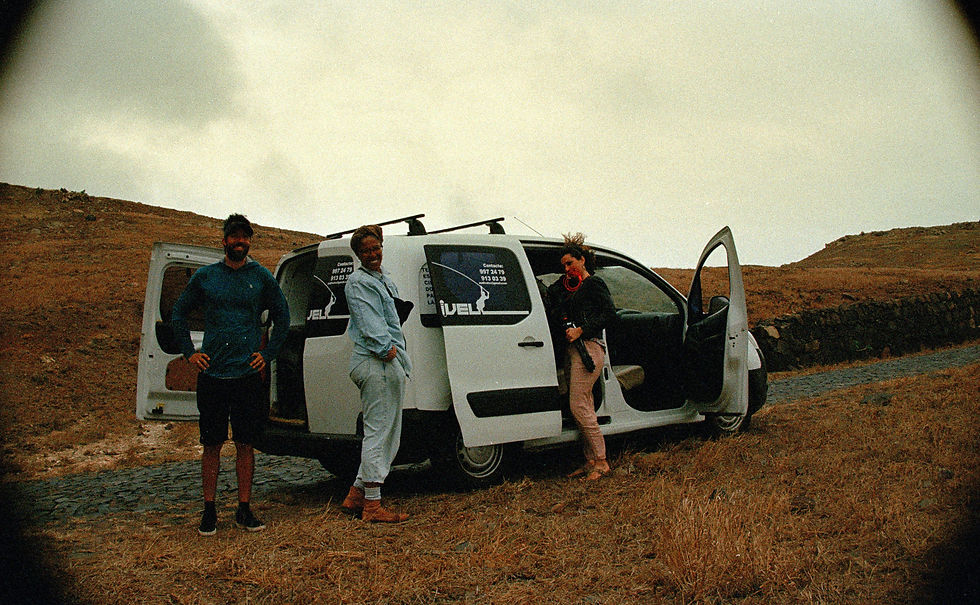 Paola Piscitelli e la troupe sul set di Waithood a Capo Verde. Foto di Marta Battilossi