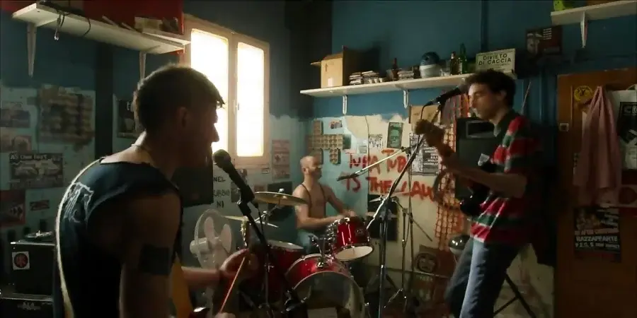 un frame del film Margini (Niccolò Falsetti e Francesco Turbanti, 2022) i tre protagonisti suonano