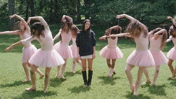 Olivia Rodrigo e ballerine del New York City Ballet nel video di stupid song