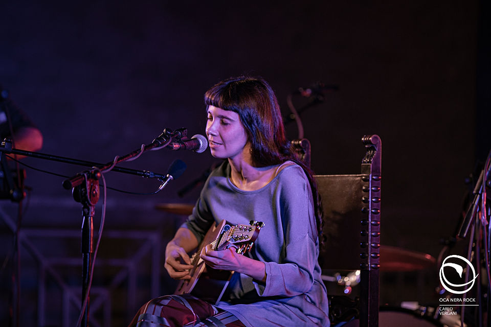Glomarì canta live con ukulele
