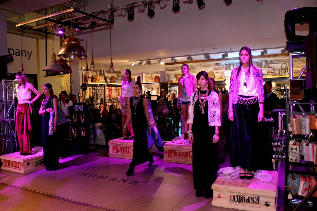 HUMANA EN TIENDAS PARIS