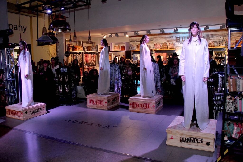HUMANA EN TIENDAS PARIS
