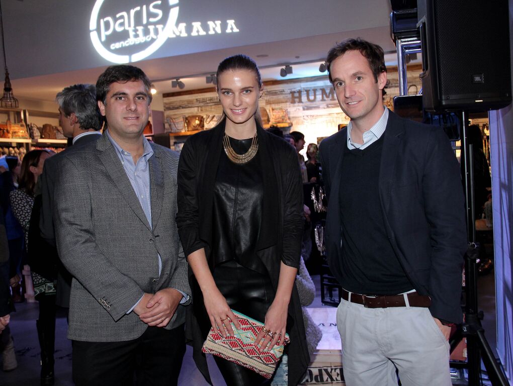 HUMANA EN TIENDAS PARIS