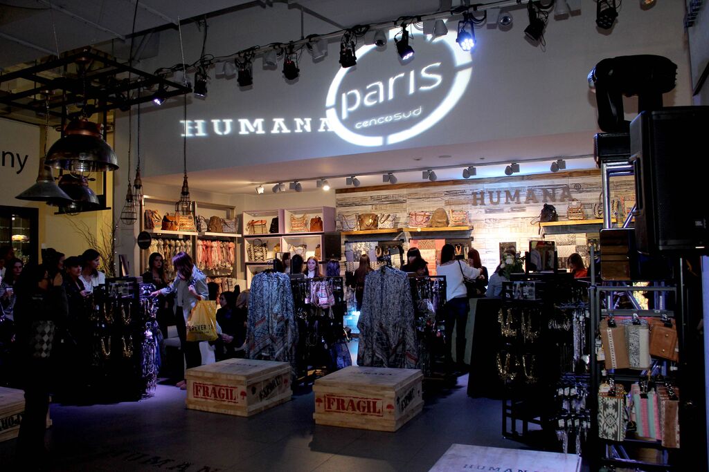 HUMANA EN TIENDAS PARIS