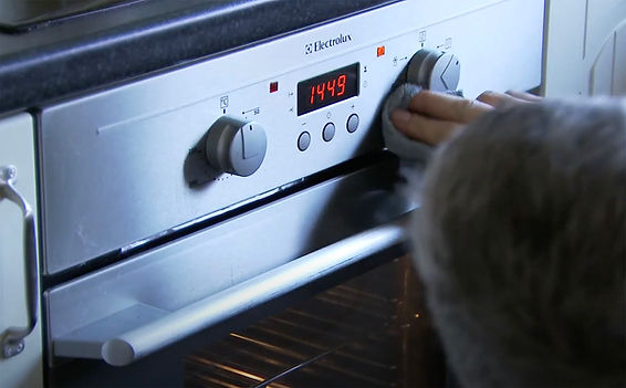 Using our de-greasing solution, the exterior of the oven and hob is cleaned, polished and left shining.