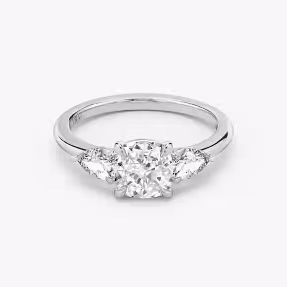 La bague de fiançailles à trois pierres avec diamants coussin