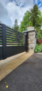 Contemporary La Toulousaine residential gate.