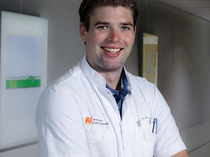 Sverre Loggers behaalt doctorstitel na succesvolle verdediging van proefschrift ‘Proximal femoral fractures: Management and Decision Making in Patients in the Final Phase of Life’ aan het EMC