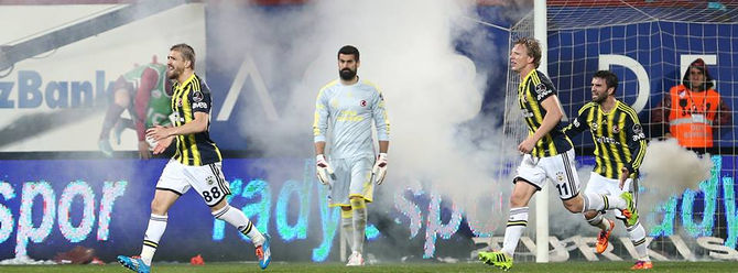Trabzonspor : Fenerbahçe maçı tatil edildi
