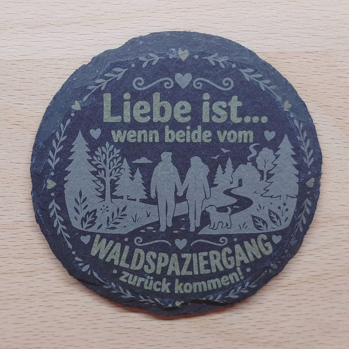 Schiefer‑Magnet mit dem Spruch „Liebe ist … wenn beide vom Waldspaziergang zurückkommen“