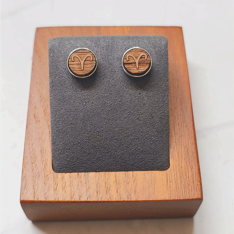 Widder - Akazien Vollholz Ohrstecker im Display