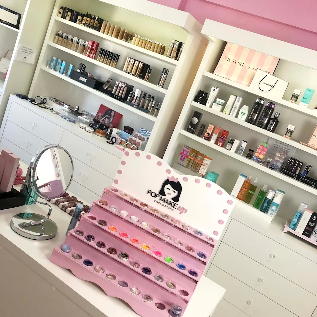A Pop Make Up, loja de maquiagem e cosméticos com atuação em São José do Rio Preto (SP), vem ampliando sua presença no mercado ao combinar operação local com alcance nacional por meio do comércio eletrônico. A empresa reúne um portfólio diversificado de produtos, que inclui itens de marca própria e também importadas e nacionais, atendendo consumidoras interessadas em maquiagem e cuidados com a beleza.    Além do atendimento ao público local, a Pop Make Up realiza vendas para todo o Brasil, alcançando clientes de diferentes regiões por meio de sua loja online e da atuação em marketplaces. Essa estrutura permite que os produtos da marca cheguem a consumidores de diversos estados, ampliando o alcance da operação para além do mercado regional.