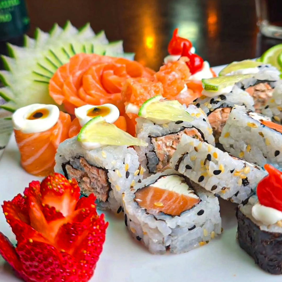 Pratos de sushi e culinária japonesa servidos no Yuumei Sushi Lounge em São José do Rio Preto