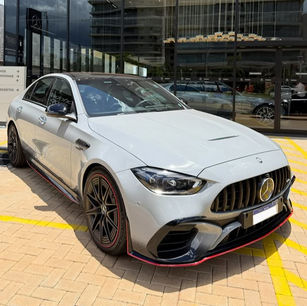 Carro de luxo estacionado em São José do Rio Preto em frente a concessionária, representando mercado automotivo premium na cidade.
