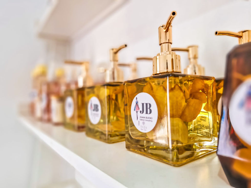 Joana Bueno é uma marca de moda feminina atemporal e consciente, com roupas elegantes, confortáveis e produtos sensoriais exclusivos para o lar.