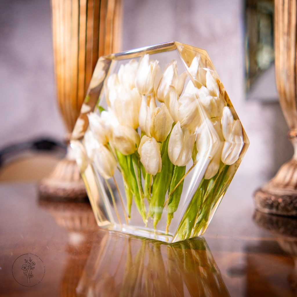 Buquê preservado em resina artística produzido pela Resinas Magri.