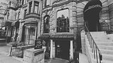 Historic Landau Gallery building on Sherbrooke Street West in Montréal's Golden Square Mile, home to ÜLRIC men's grooming atelier, overlooking the Musée des beaux-arts de Montréal and located beside Galerie Dominion and Il Cortile.