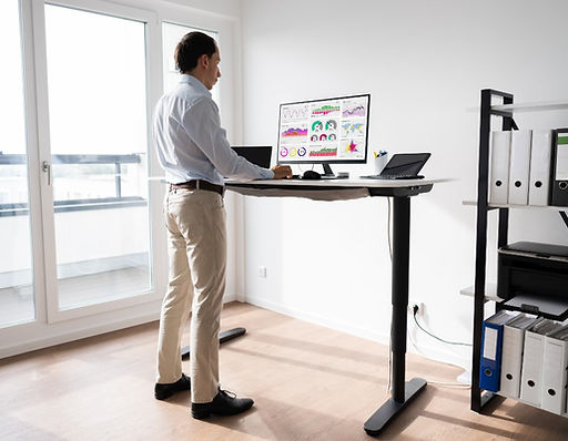  EL RINGON 立康居易，我們相信打造一個舒適地、個人風格的工作環境可以提高工作效率，減少身體危害。EL RINGON提供健康的辦公環境家具，直驅式馬達電動升降辦公桌，可以讓您隨時調整坐姿為站姿，不需長時間坐著辦公，搭配氣壓式電腦螢幕支架讓您隨