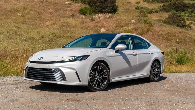 2025 Toyota Camry SE Gas