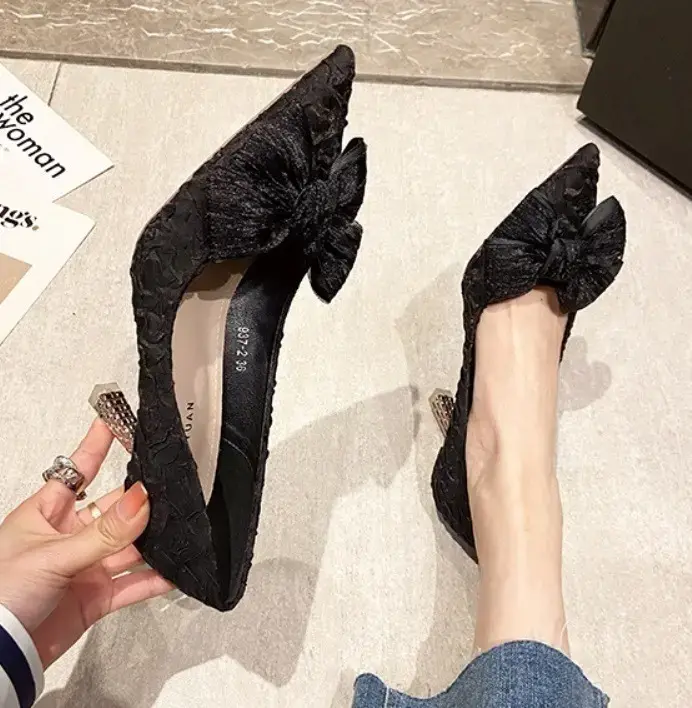 Miniatura: Sapatos De Salto Feminino Com Bico Fino E Laço Floral