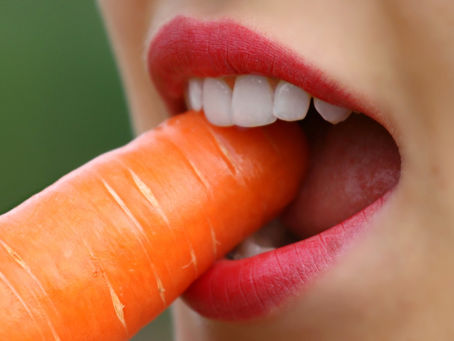 Alimentos inesperados que podem transformar seus dentes